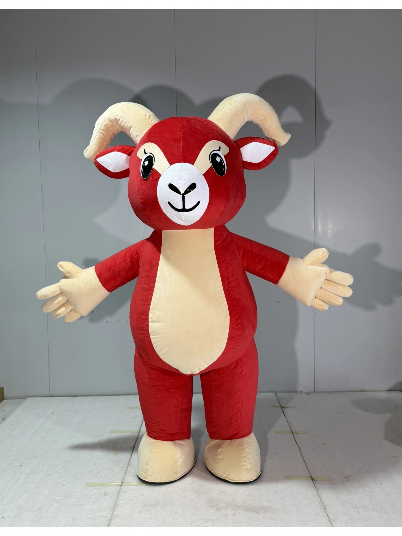 Opblaasbaar rood geitenmascott - Costumes recensie en prijs