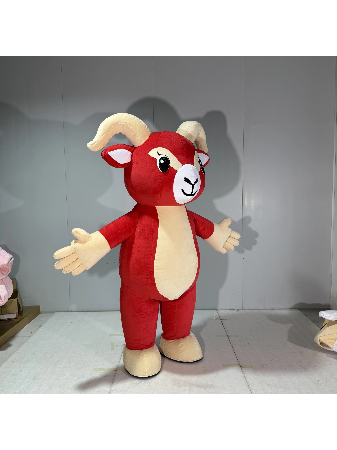 Opblaasbaar rood geitenmascott - Costumes recensie en prijs